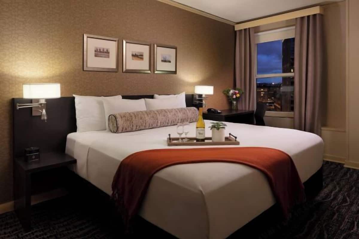 Premium bedding, in-room safe, blackout curtains