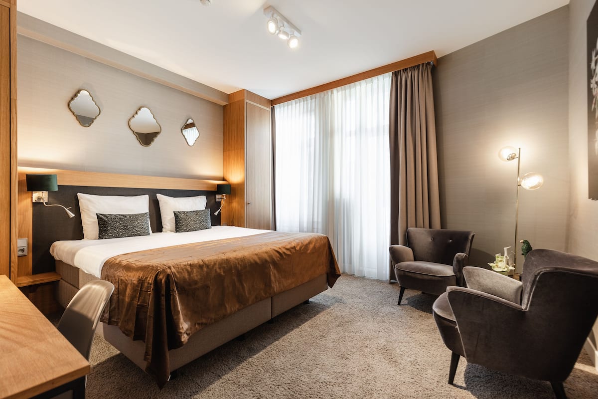 Superior tweepersoonskamer | Luxe beddengoed, een minibar, een kluis op de kamer, een bureau