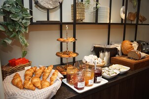 Frokostbuffé hver dag (EUR 22 per person)