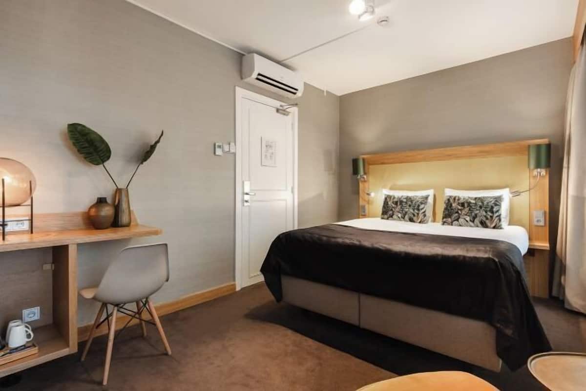 Luxe beddengoed, een minibar, een kluis op de kamer, een bureau