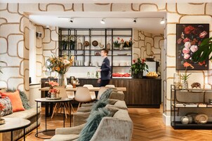 Un intérieur moderne avec un coin repas, un canapé et une cuisine en arrière-plan.
