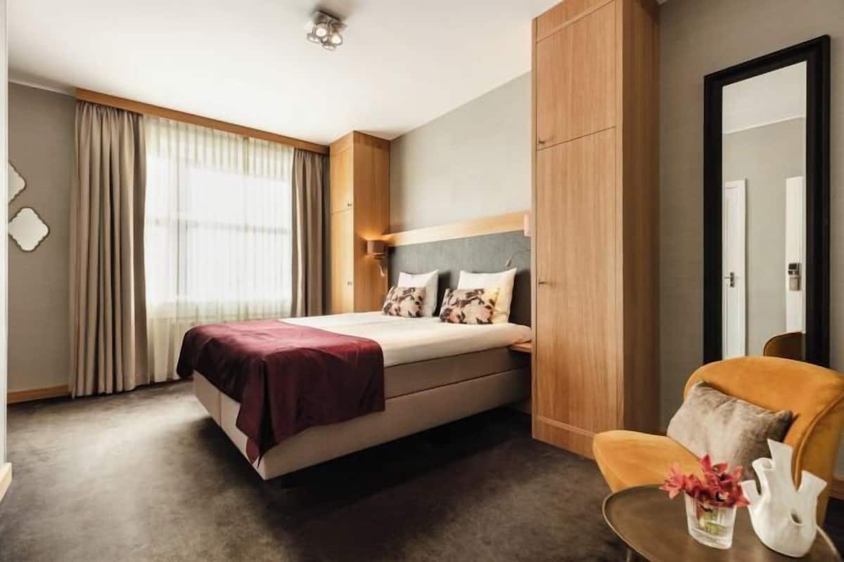 Luxe beddengoed, een minibar, een kluis op de kamer, een bureau