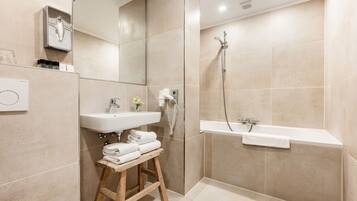 Articles de toilette gratuits, sèche-cheveux, serviettes fournies