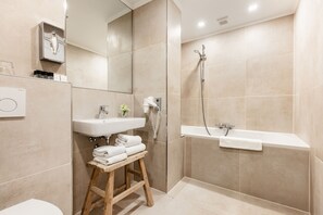Kostenlose Toilettenartikel, Haartrockner, Handtücher