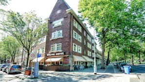 A hotel with a brick facade, multiple windows, and a sign indicating a 30 zone parking area. - The Delphi - Amsterdam Townhouse (Amsterdam)