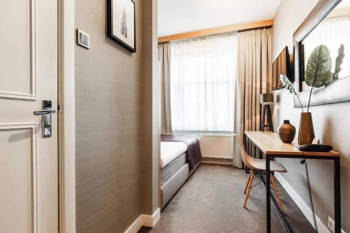 Luxe beddengoed, een minibar, een kluis op de kamer, een bureau