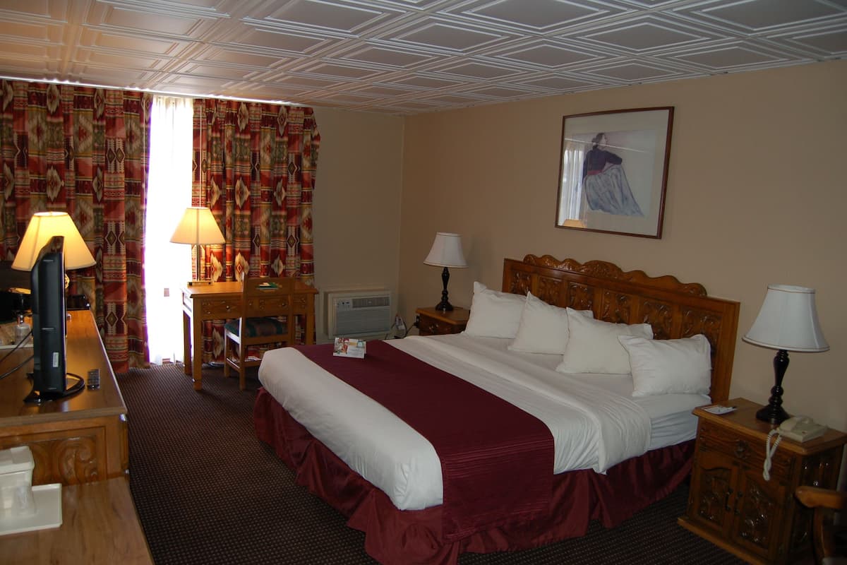 Standard Room, 1 King Bed, Non Smoking | Blackout drapes, iron/ironing board, free cribs/infant beds, free WiFi