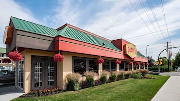 Déjeuner, dîner et souper servis sur place; cuisine américaine