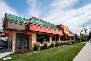 Déjeuner, dîner et souper servis sur place; cuisine américaine 