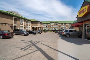 Breakfast, lunch, dinner and brunch served - Sandman Inn Kamloops (Kamloops)