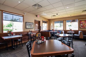 Daily full breakfast for a fee - Sandman Inn Kamloops (Kamloops)
