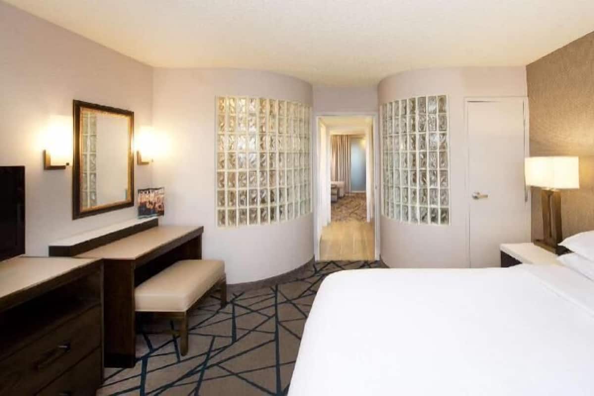 Sängtillbehör av högsta kvalitet och värdeförvaringsskåp på rummet