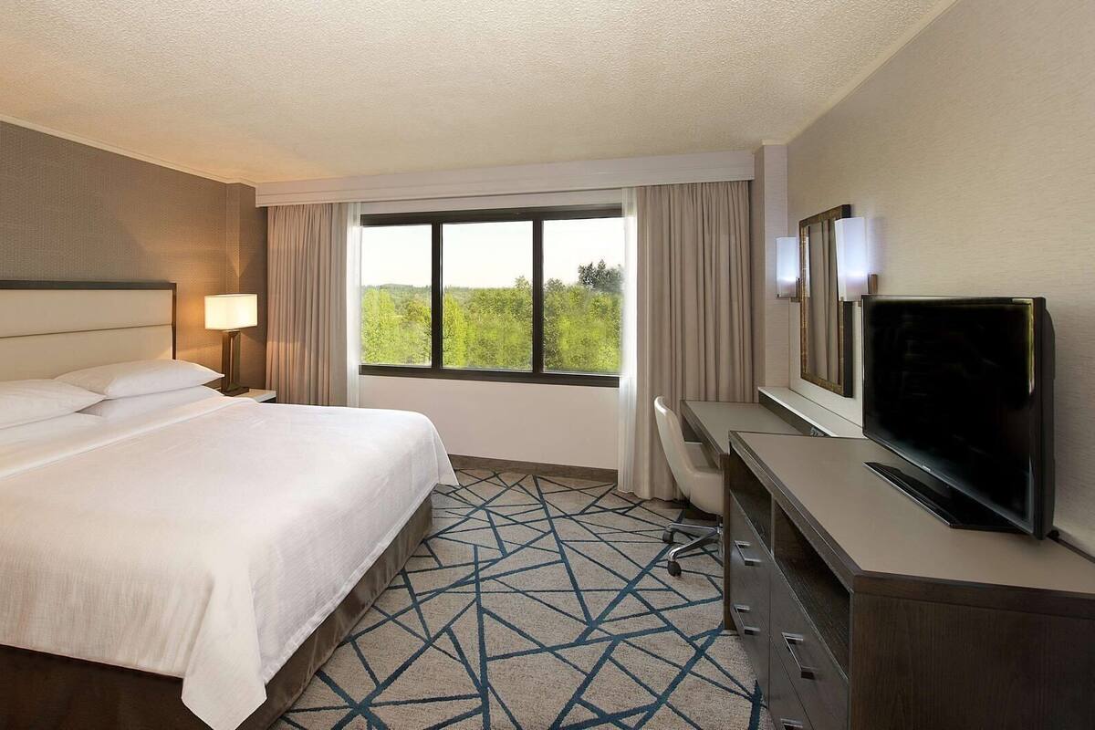 Hochwertige Bettwaren, Zimmersafe, Bügeleisen/Bügelbrett