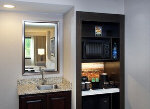 Living area - Embassy Suites by Hilton Portland Tigard (Tigard)