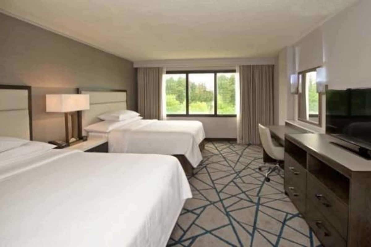 Hochwertige Bettwaren, Zimmersafe, Bügeleisen/Bügelbrett