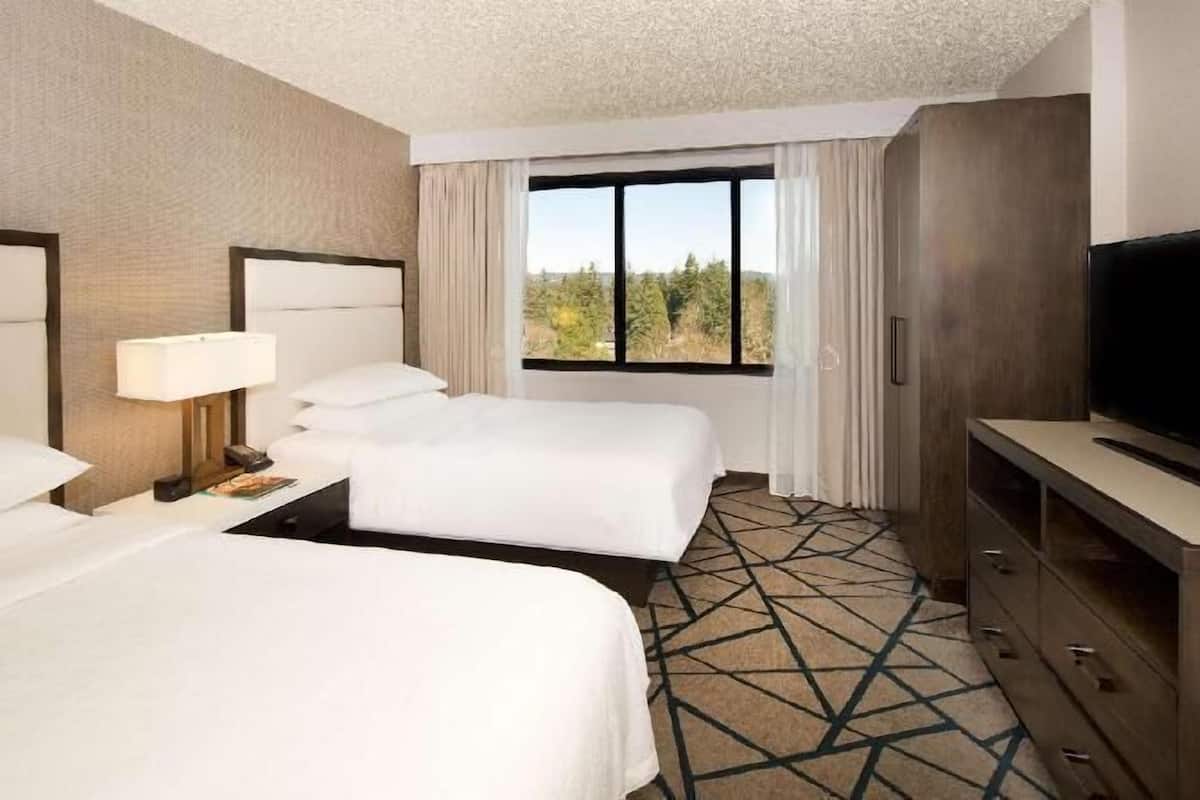 Hochwertige Bettwaren, Zimmersafe, Bügeleisen/Bügelbrett