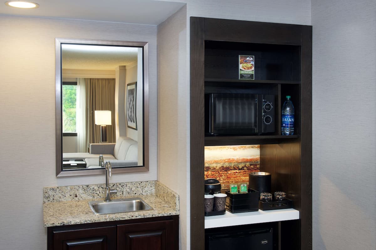 room, 1 king bed, non smoking | living area | 40-inch flat-screen tv with premium tv channels, tv, pay films