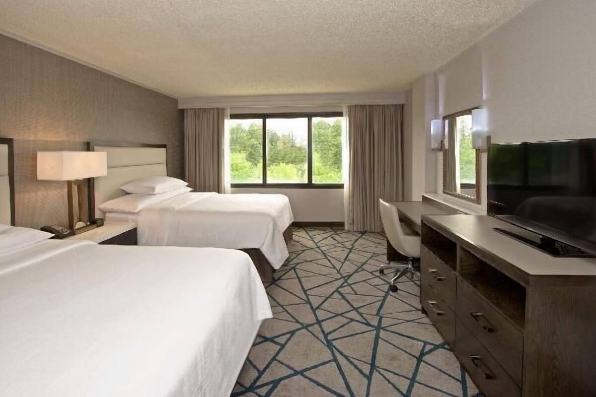 Sängtillbehör av högsta kvalitet och värdeförvaringsskåp på rummet