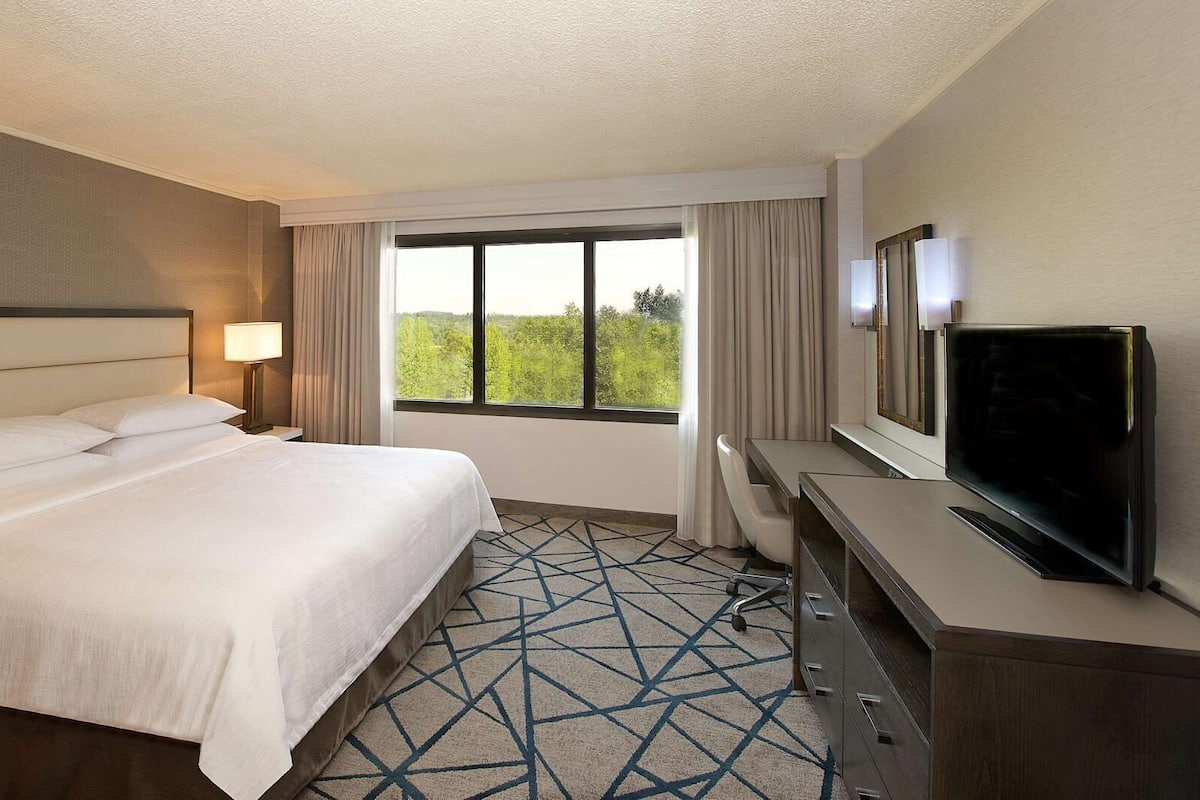 Hochwertige Bettwaren, Zimmersafe, Bügeleisen/Bügelbrett