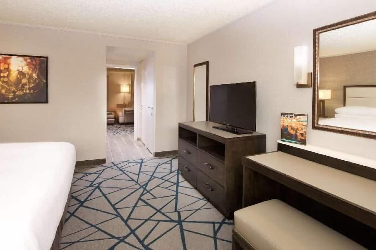 Sängtillbehör av högsta kvalitet och värdeförvaringsskåp på rummet