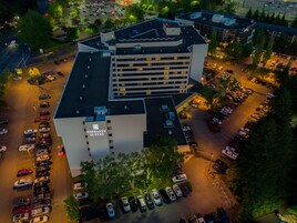 Vista aérea de um hotel com vários estacionamentos e um edifício grande com a placa 'Embassy Suites'.
