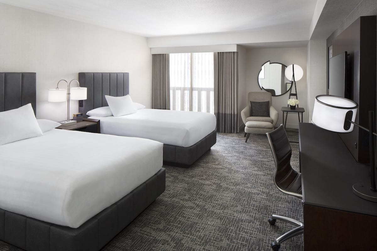 Club Room, 2 Double Beds (Regency Club Breakfast) | Ylelliset vuodevaatteet, pillowtop-patjalliset sängyt