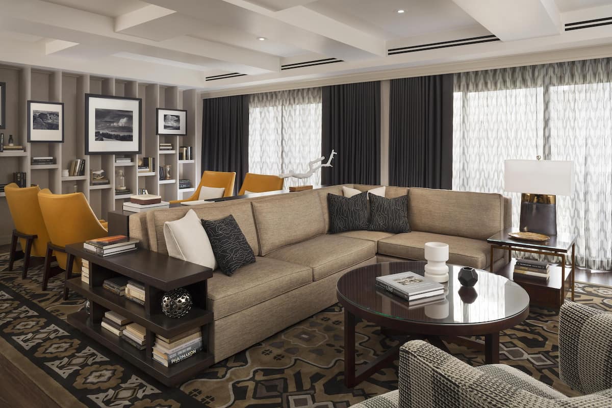 Presidential-sviitti | Ylelliset vuodevaatteet, pillowtop-patjalliset sängyt