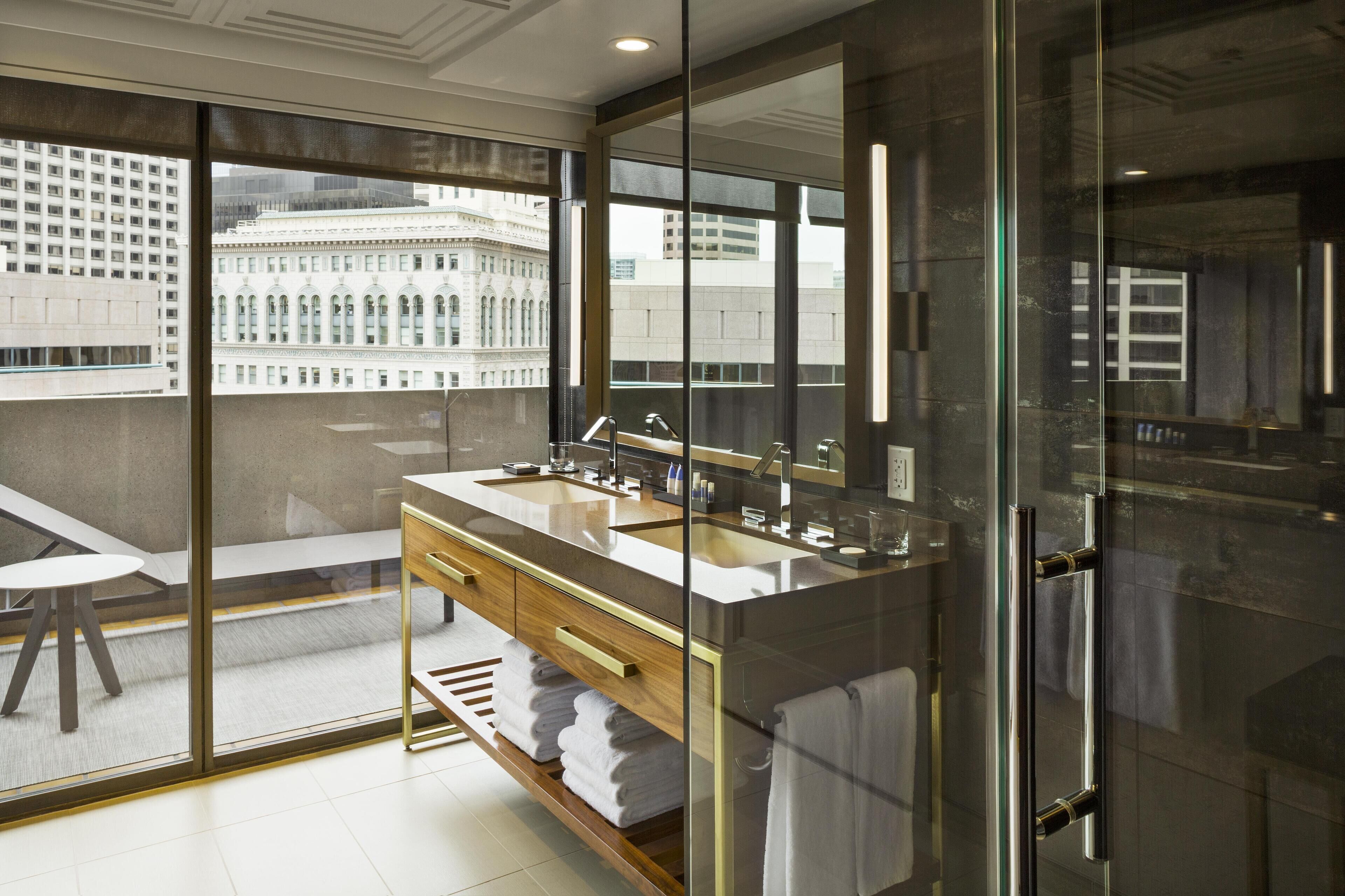 Luxury Suite | Bathroom | Combined shower/tub, designer toiletries, hair dryer, towels