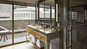 Luxury Suite | Bathroom | Combined shower/tub, designer toiletries, hair dryer, towels