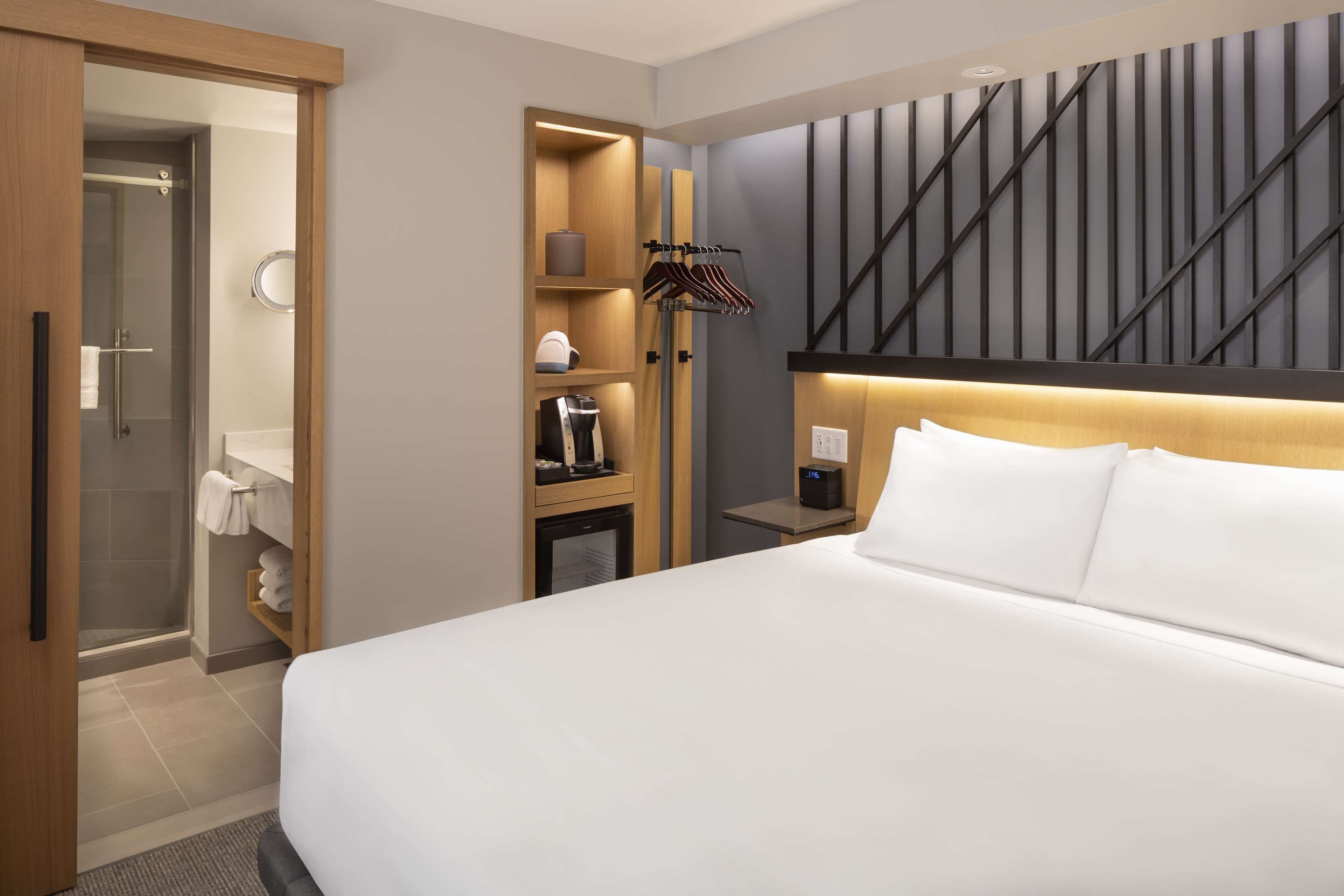 room, 1 king bed (ferry view) | premium bedding, pillow-top beds, in-room safe, desk
