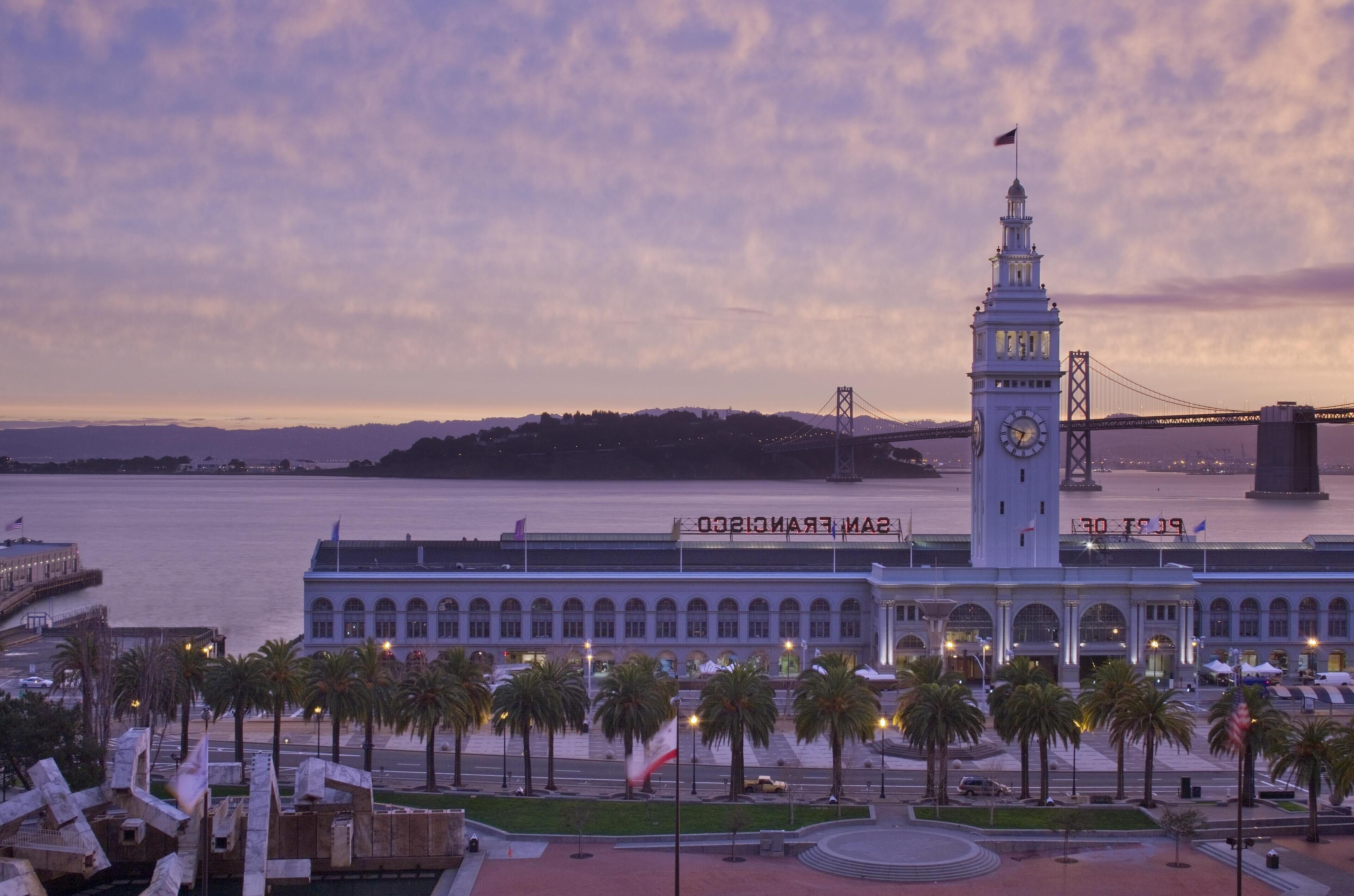 En stor bygning med et tårn og et ur, samt et skilt, der viser "San Francisco".