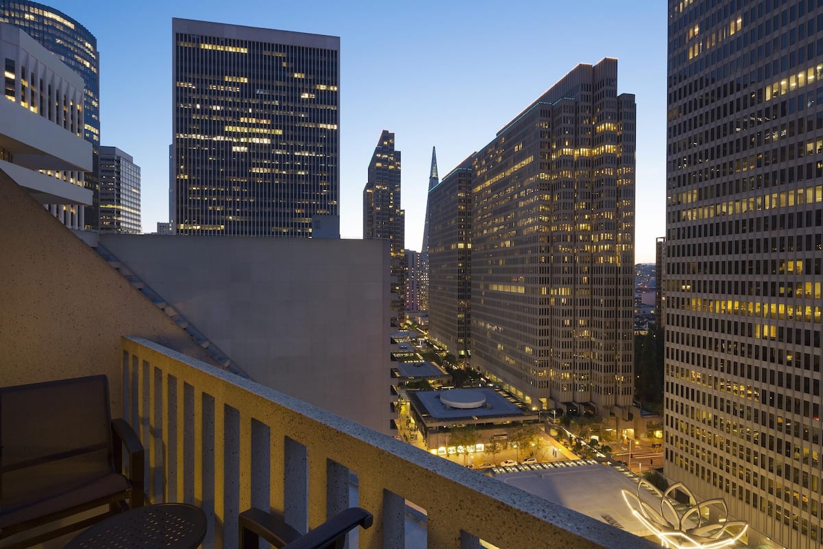 Huone, 2 keskisuurta parisänkyä, parveke, kaupunkinäköala | Ylelliset vuodevaatteet, pillowtop-patjalliset sängyt