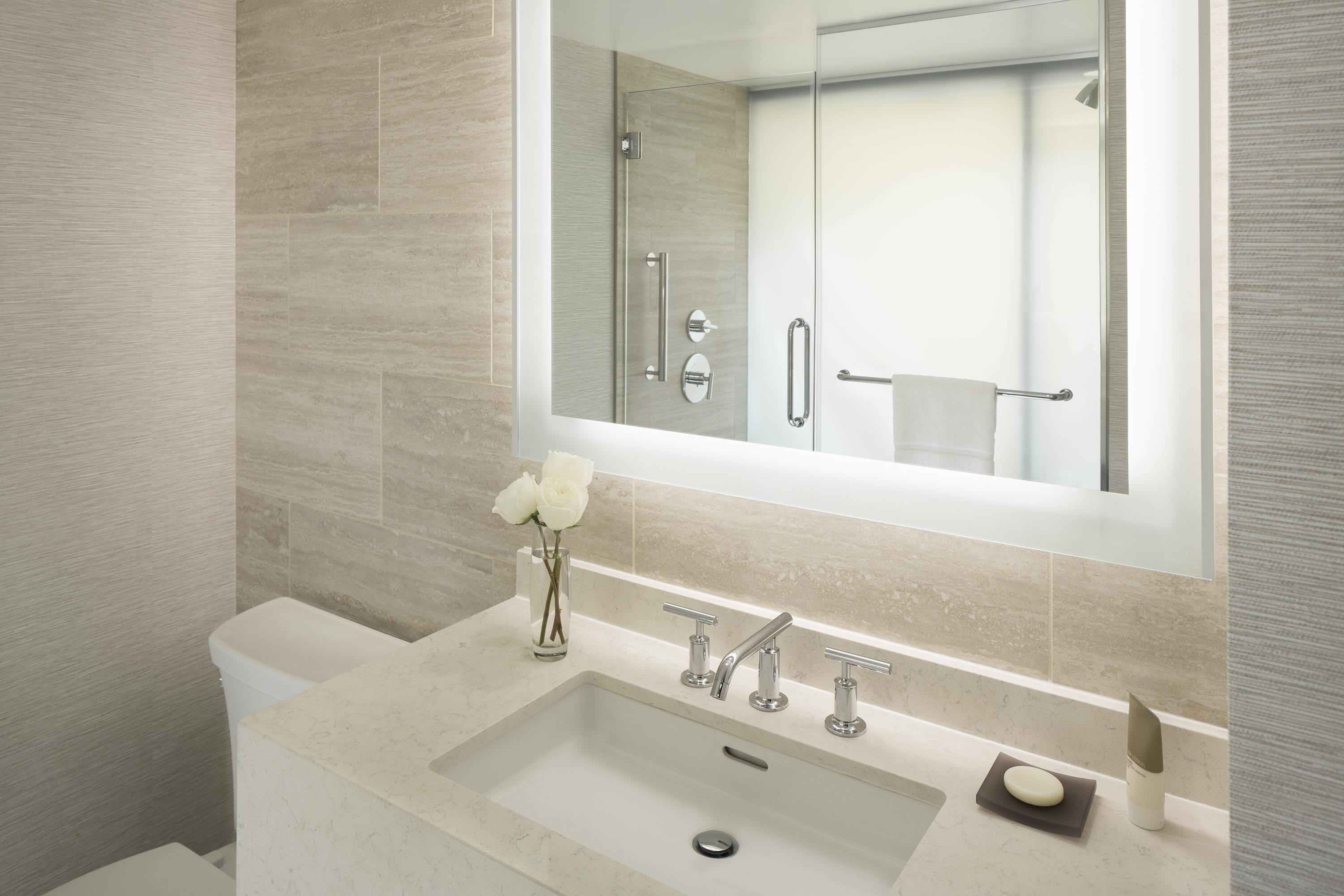 Suite, balcón | Baño | Ducha y bañera combinadas y artículos de higiene personal de diseño