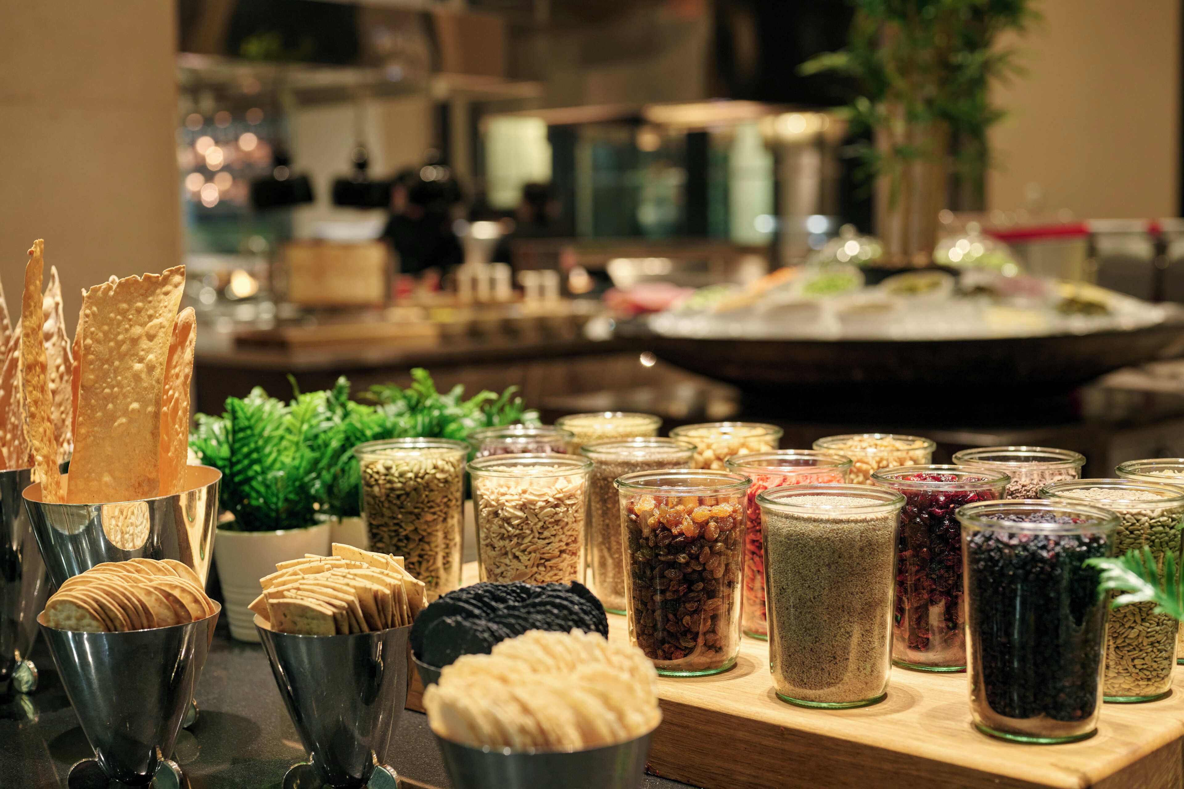 Un buffet con diversi cibi e contenitori.