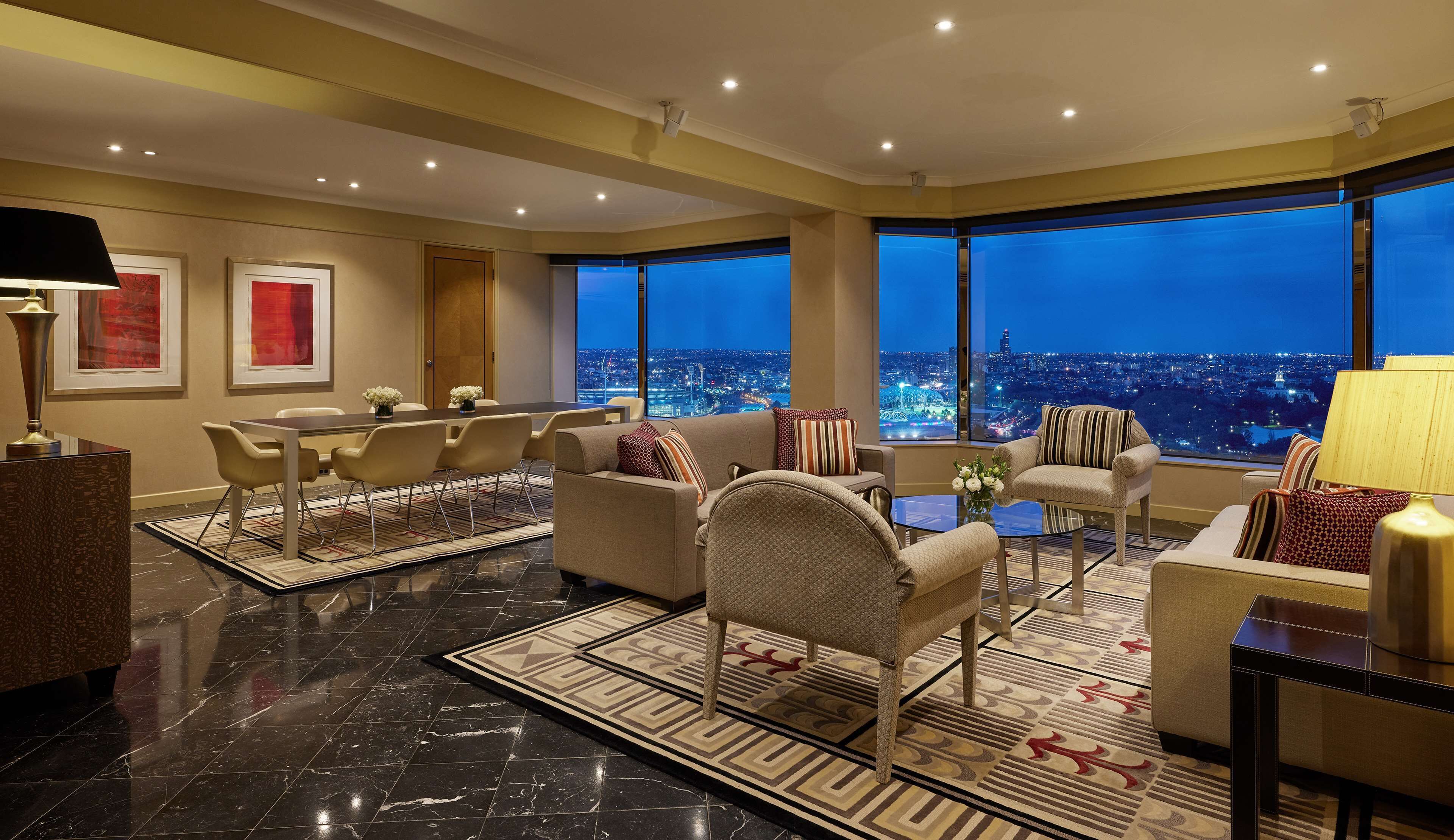 套房, 1 张特大床 (Grand Club Lounge Access) | 起居区 | 32-英寸液晶电视（配备数码频道）、电视、收费电影