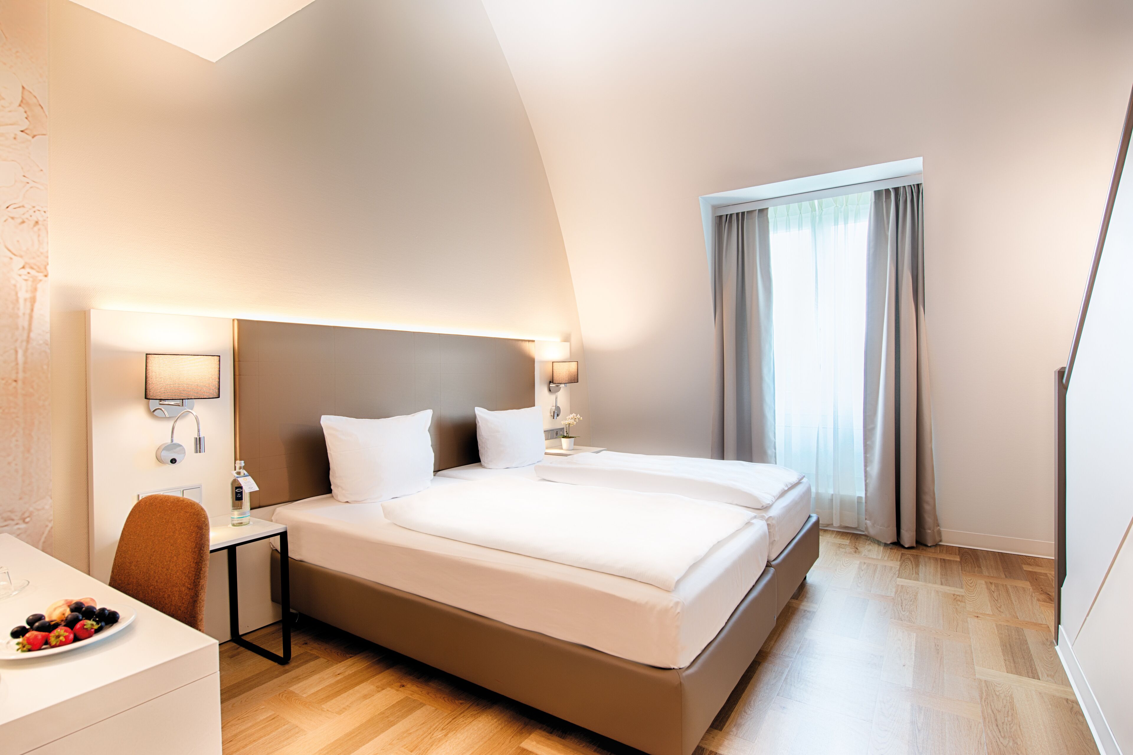 Cofres nos quartos, escrivaninha, Wi-Fi de cortesia, roupa de cama