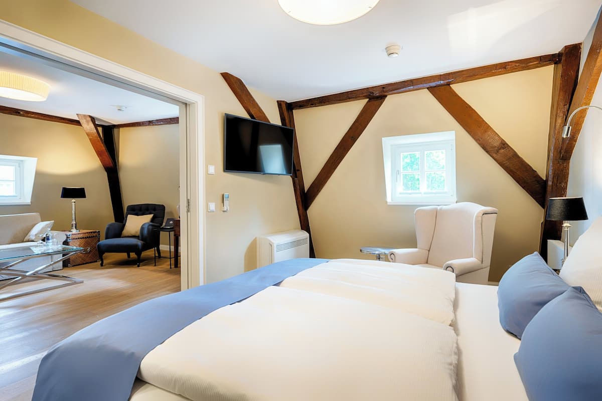 Suite (Suite) | In-room safe, desk, free WiFi, bed sheets