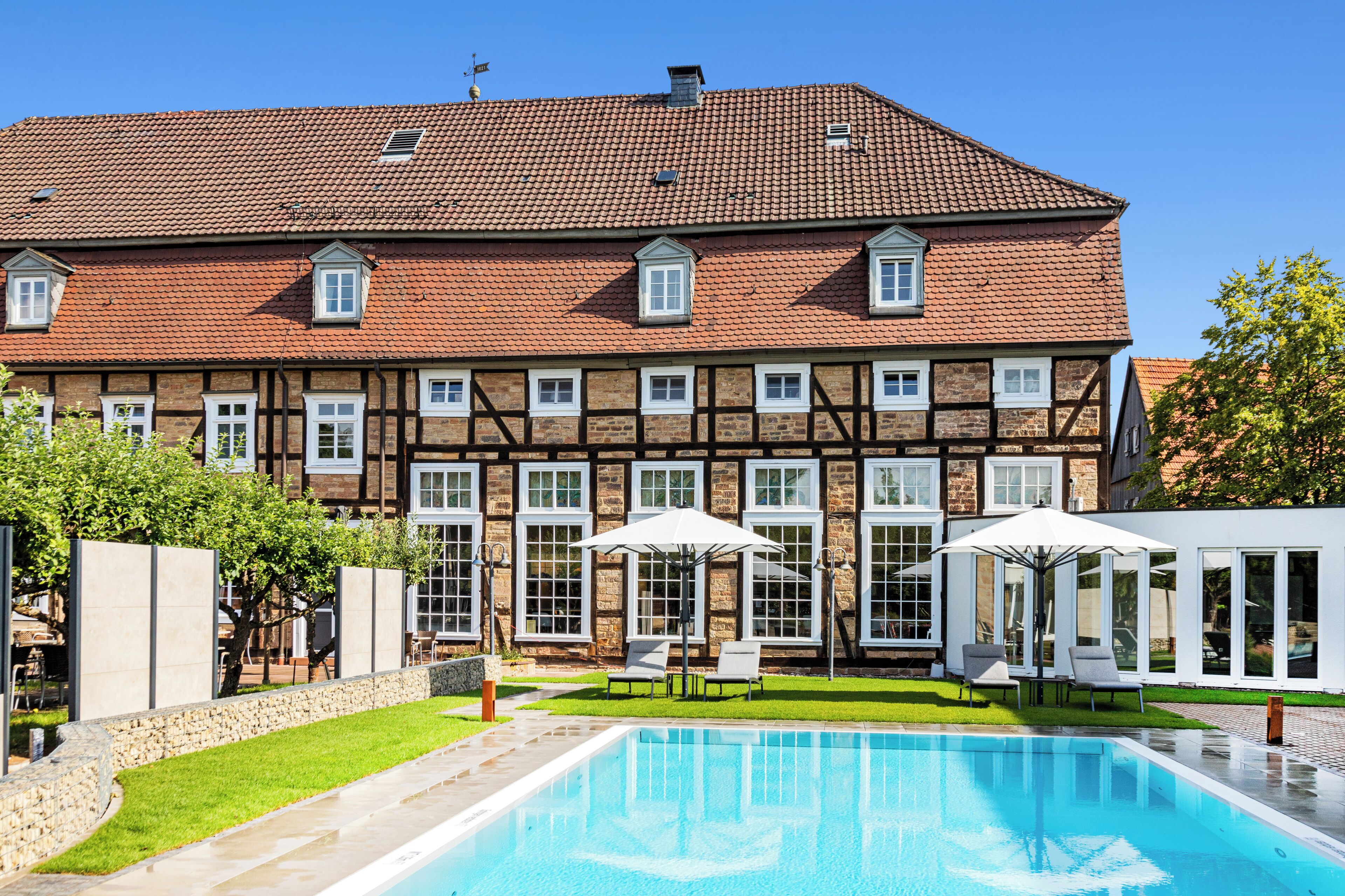 Una piscina techada, una piscina al aire libre