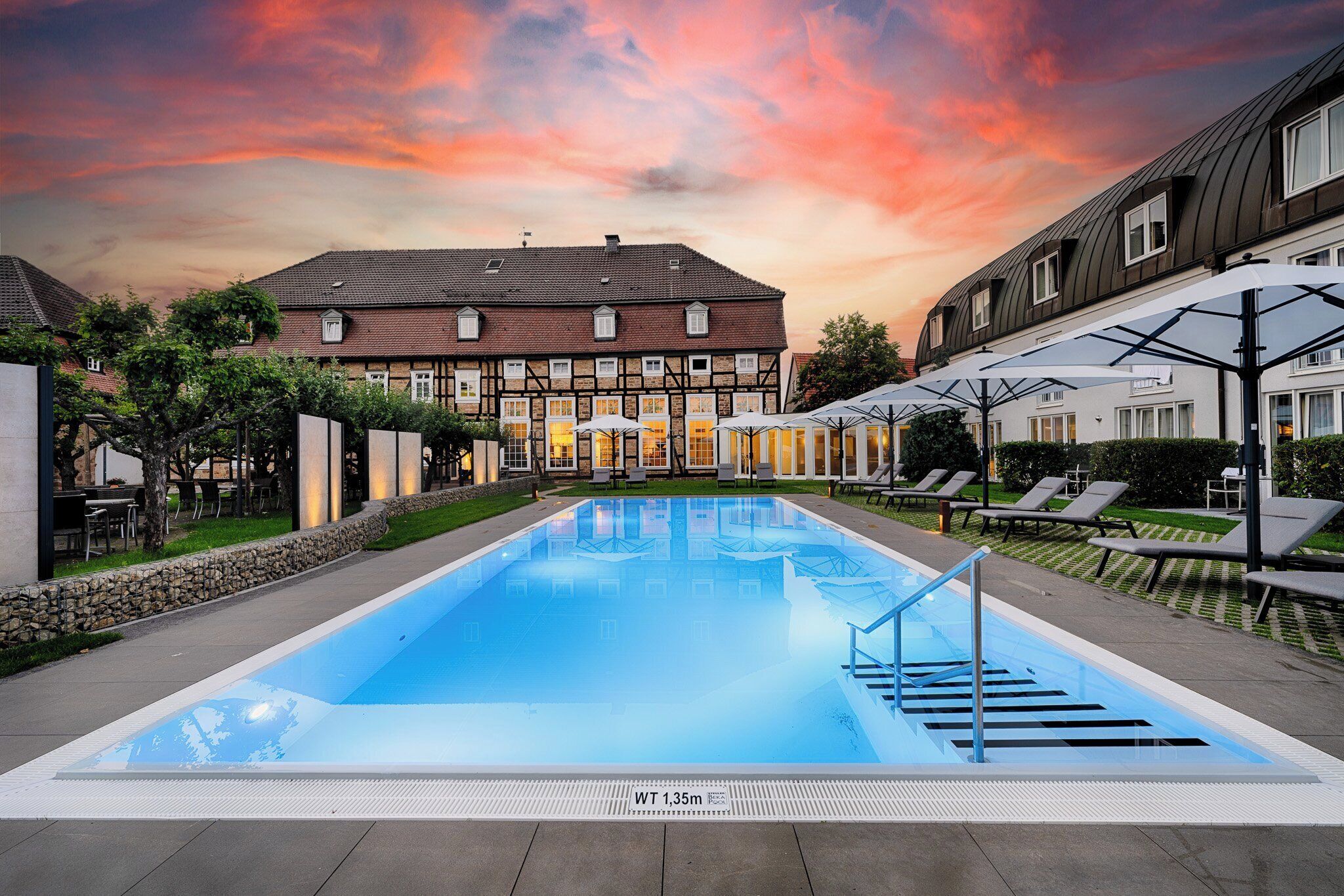 Una piscina techada, una piscina al aire libre