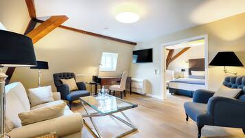 Suite (Suite) | In-room safe, desk, free WiFi, bed sheets