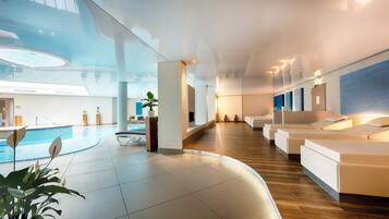 Innenpool, Außenpool, geöffnet von 07:00 Uhr bis 22:00 Uhr, Liegestühle