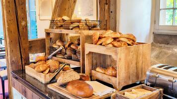 Desayuno buffet diario (EUR 24 por persona)