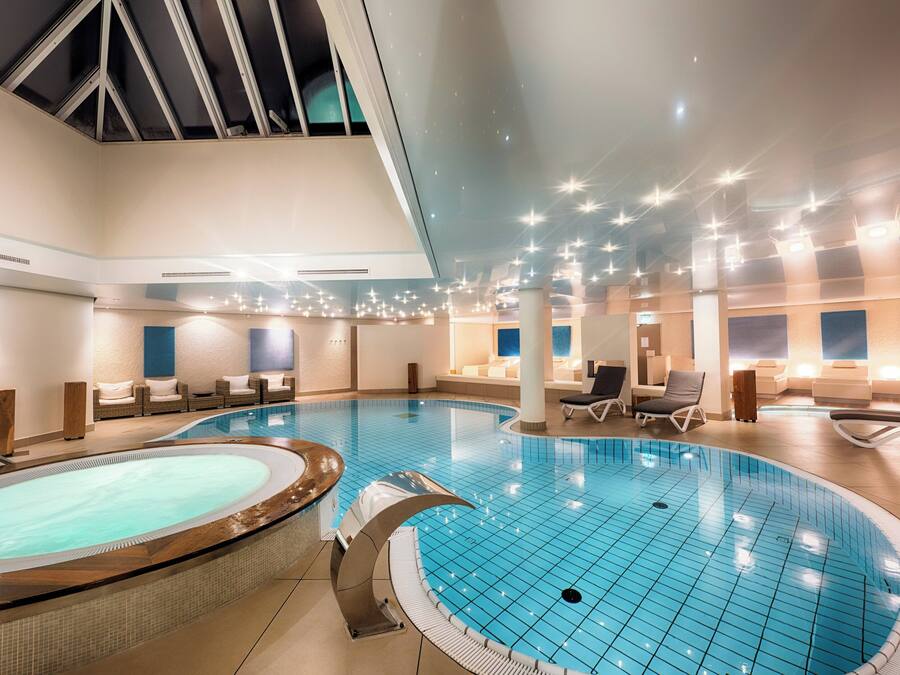 Salas de tratamiento para parejas, un sauna, una bañera de hidromasaje