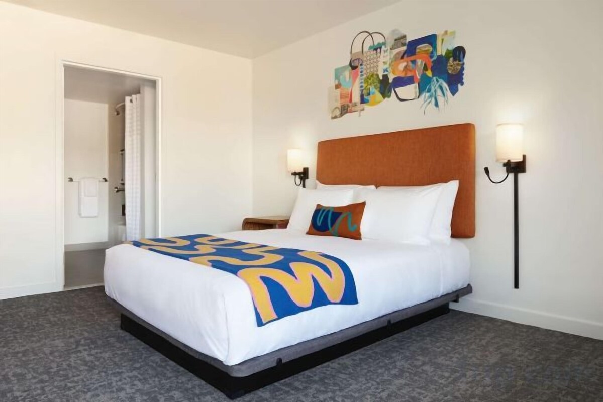 Queen Room With Mobility Accessible Bathtub