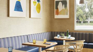 Breakfast, lunch, dinner served; American cuisine