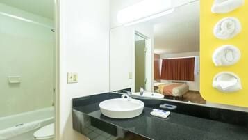 Combined shower/tub, free toiletries, towels