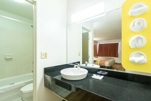 ฝักบัวในอ่า  งอาบน้ำ, ของใช้ในห้องน้ำฟรี, ผ้าเช็ดตัว