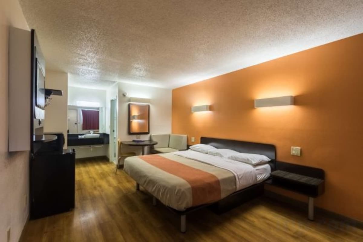 WiFi (free), bed sheets