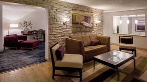 Junior Suite, 1 King Bed, Non Smoking | Egyptian cotton sheets, premium bedding, pillow-top beds, in-room safe - Sonesta Hotel Houston IAH Airport (Houston)