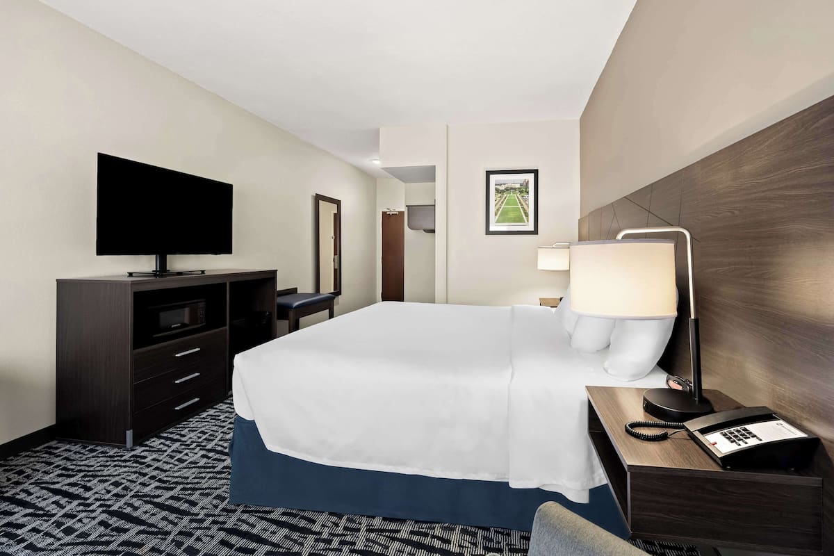 Standard Room, 1 King Bed, Accessible, Refrigerator & Microwave | Desk, laptop workspace, iron/ironing board, free cribs/infant beds